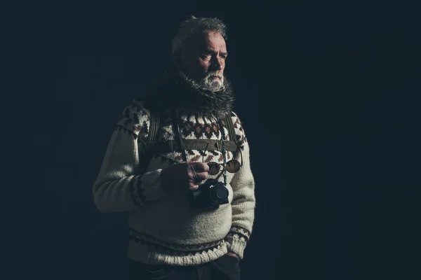 Vintage old mountaineer with knitted sweater — Stock Photo, Image