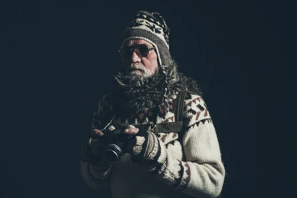 Vintage senior mountaineer holding SLR camera — Stock Photo, Image