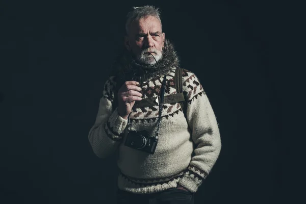Винтажный старый альпинист с вязаным свитером — стоковое фото