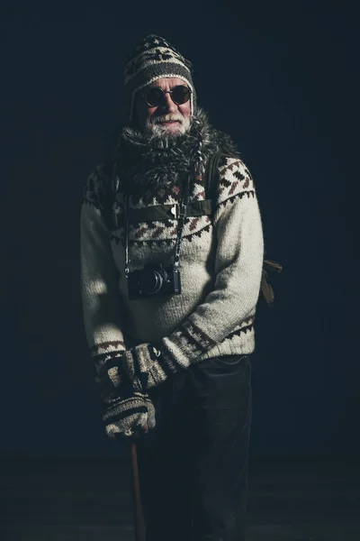 Χαμογελώντας ρετρό ορειβάτης με πλεκτά πουλόβερ — Φωτογραφία Αρχείου
