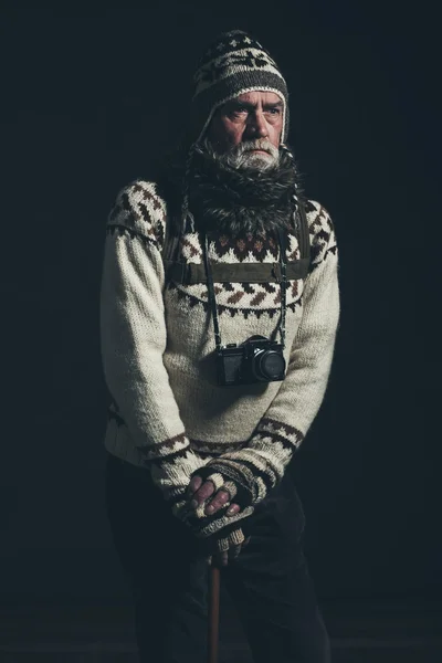 Retro bergsbestigare med stickad tröja — Stockfoto