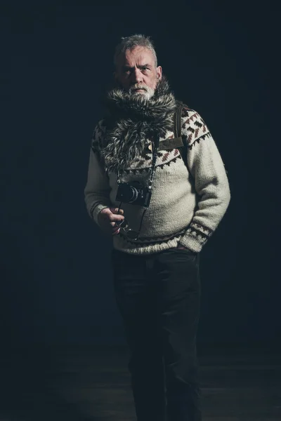 Vintage old mountaineer with knitted sweater — Stock Photo, Image