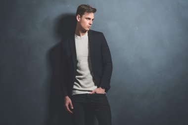 Adam giyen koyu mavi ceket