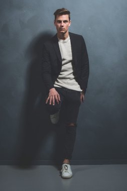 Adam giyen koyu mavi ceket