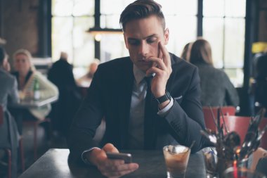 Takım elbise manifatura genç adam  