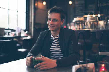 Gülümseyen adam masada oturan 