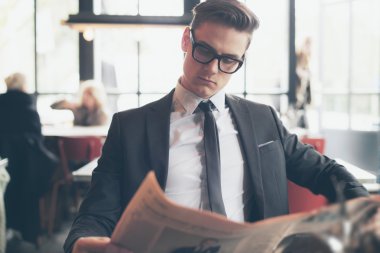 Retro gözlüklü takım elbiseli adam  