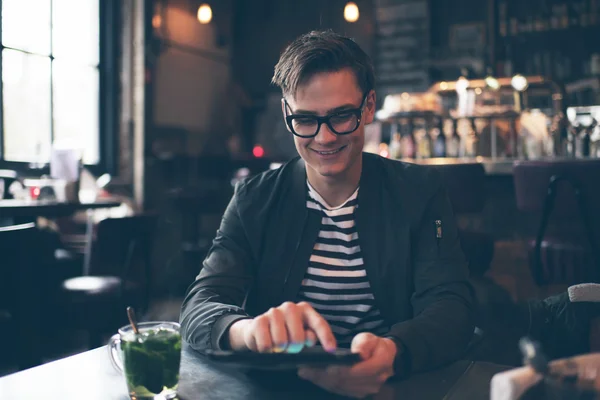 Homme souriant avec des lunettes rétro — Photo