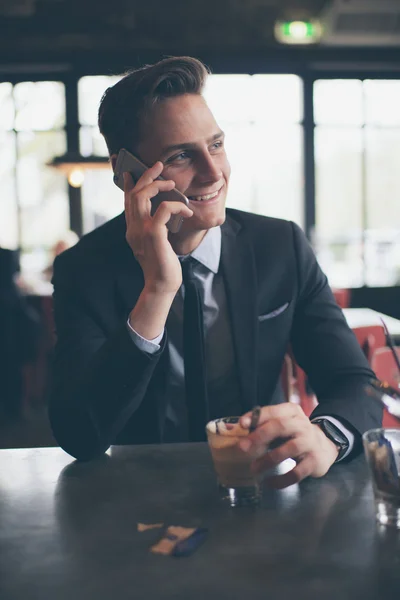 Jovem empresário sorrindo chamando — Fotografia de Stock