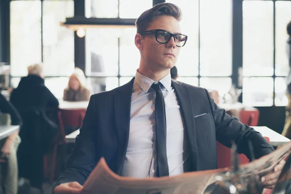 Молодой бизнесмен в ретро очках — стоковое фото