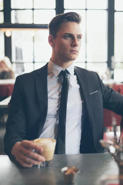 Solitario hombre de negocios tomando un café —  Fotos de Stock