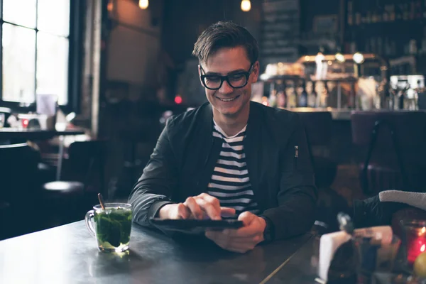 Homme souriant avec des lunettes rétro — Photo