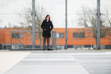 demir çit önünde duran adam