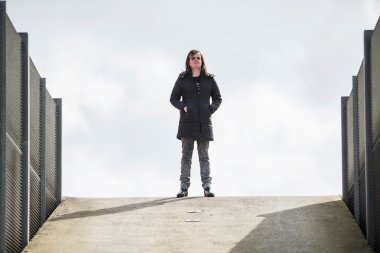 Androjenik adam çatıda ayakta 