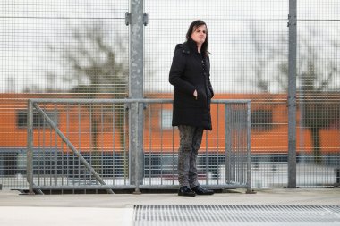 Kadınsı adam ayakta 