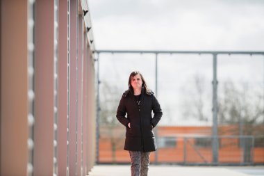 Yürüyen androjenik adam 