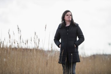 Kadınsı adam ayakta 