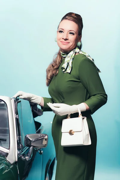 Frau im grünen Kleid aus den 1960er Jahren — Stockfoto