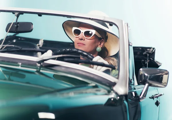 Femme dans les années 1960 rétro mode avec chapeau — Photo