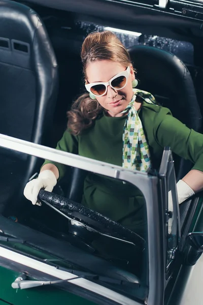 Rétro 1960 femme avec des lunettes de soleil — Photo