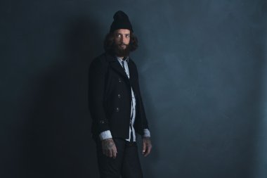 Retro 1970'li yıllarda sakal adam  