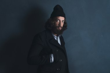 Retro 1970'li yıllarda sakal adam 