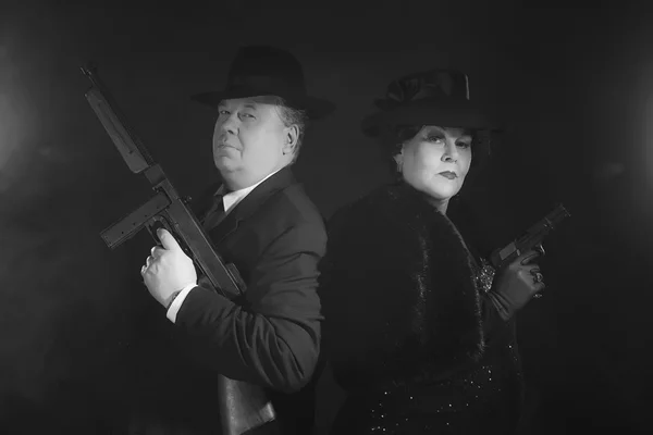 Gangsterpaar aus den 1940er Jahren. — Stockfoto