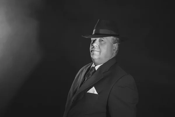 Vintage 1940-talet gangster bär hatt. — Stockfoto