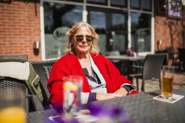 Gözlüklü sarışın kadın kıdemli  