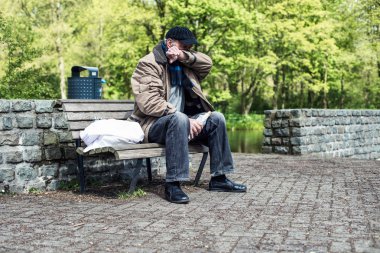 Evsiz adam mendil  
