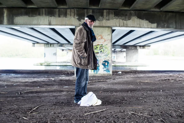 Perso senzatetto in piedi — Foto Stock