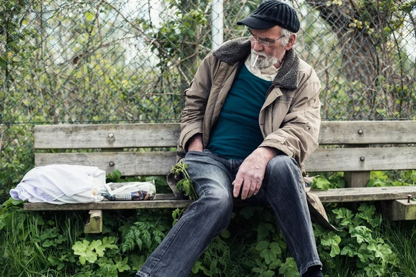 Vandraren söker cigarettändare. — Stockfoto