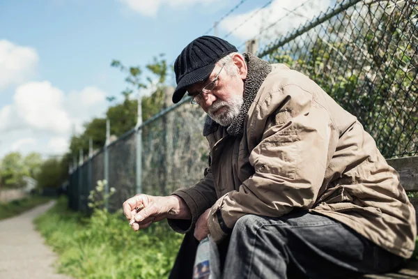 Evsiz adam parkta bankta  