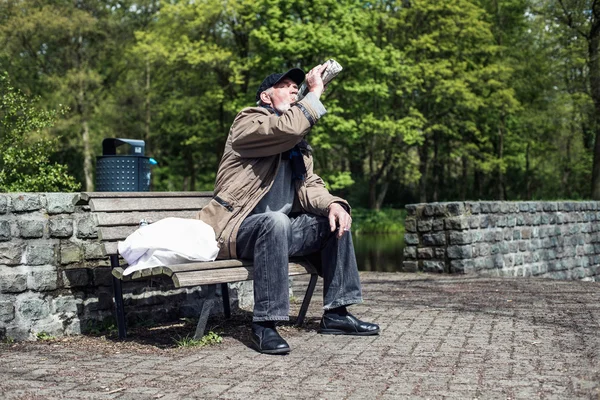 Wanderer on bench in park — Stock Photo, Image