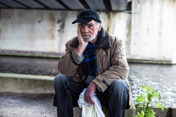 Депрессивный бездомный — стоковое фото