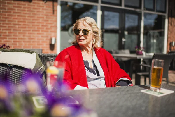 Senior blonde woman with sunglasses — Stock Photo, Image