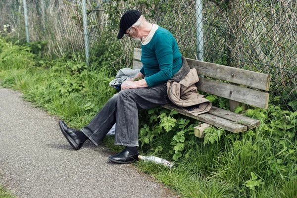 Hajléktalan férfi dolgok összegyűjtése — Stock Fotó