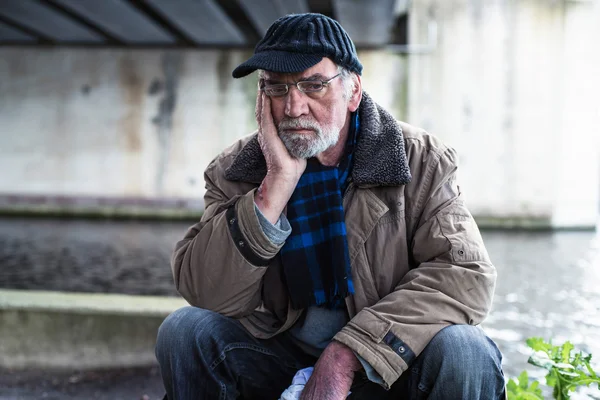 Hombre deprimido sin hogar — Foto de Stock