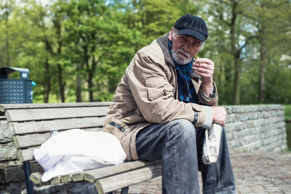 Homeless man smoking cigarette — Stock Photo, Image
