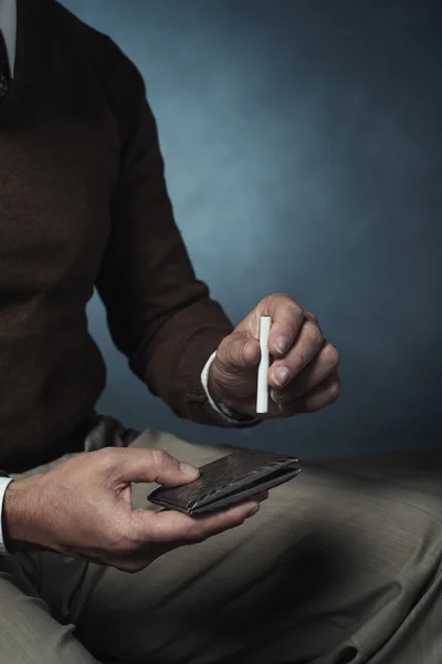 Verksamhet man med cigarett. — Stockfoto