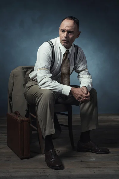 Retro 1940 homem de negócios sentado — Fotografia de Stock