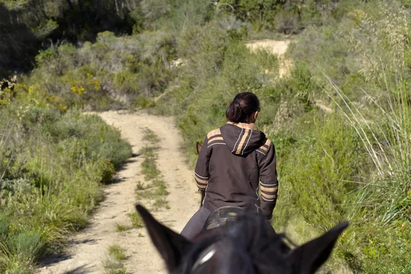 Femme équitation dans la nature — Photo