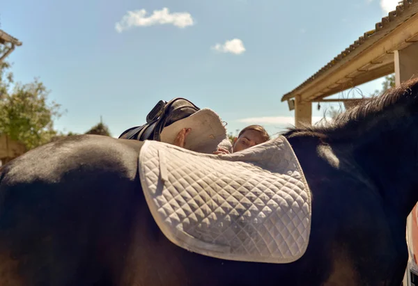 Vrouw doet zadel — Stockfoto