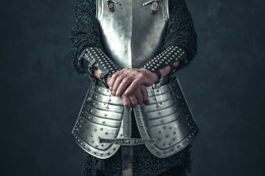Knight yıpranmış eller 