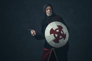 Şövalye gri sakallı 