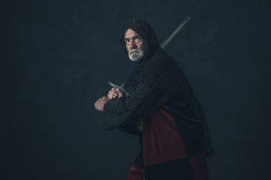 Zırh yelek saldıran bir şövalye 