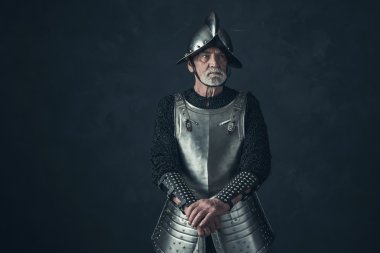 Sakallı şövalye kılıcı ile ayakta 