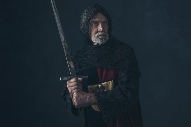 Zırh yelek saldıran bir şövalye 