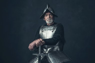 Şövalye eğilerek zırh sakallı 