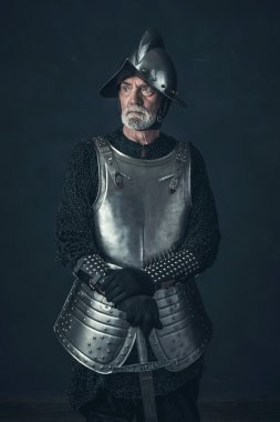 Sakallı şövalye kılıcı ile ayakta  
